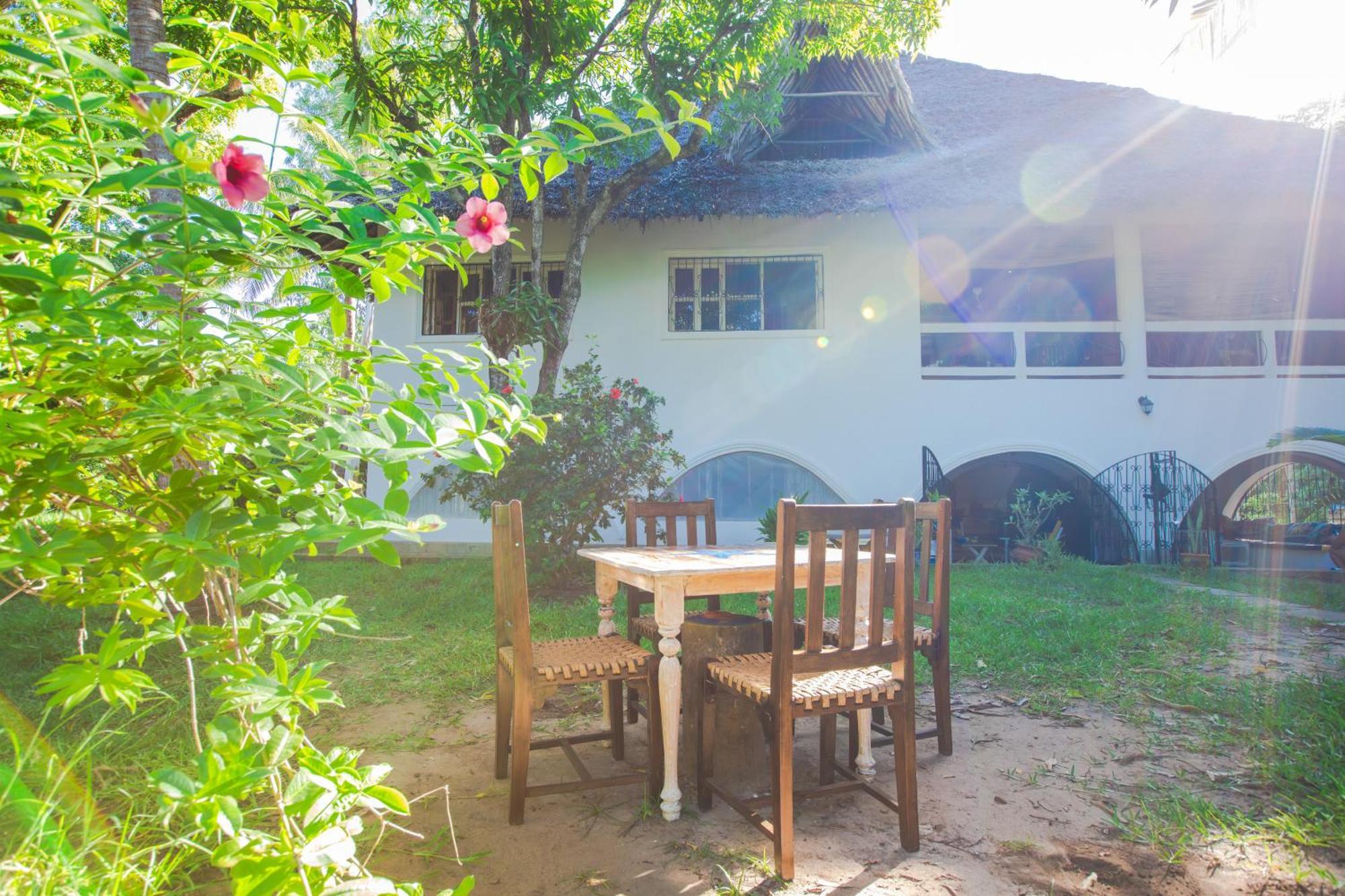 Hotel Footprints House Playa de Diani Exterior foto